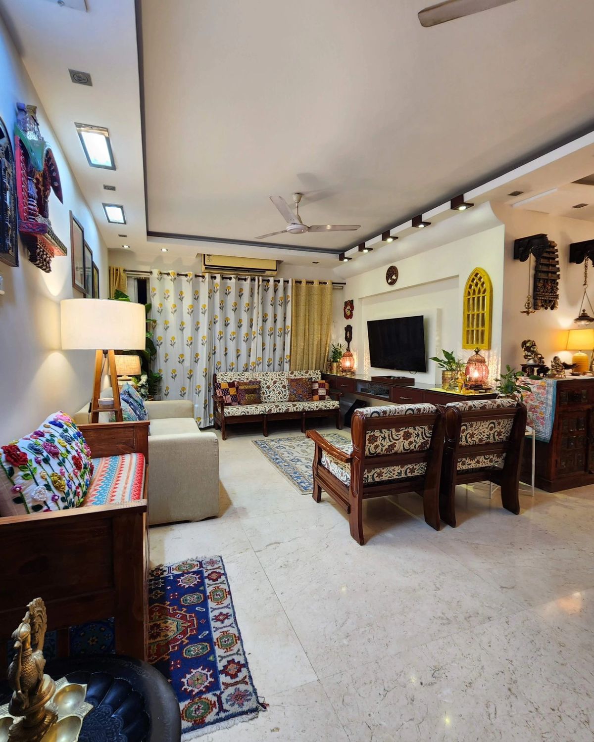Cozy furnished living room in a rental home in Mumbai